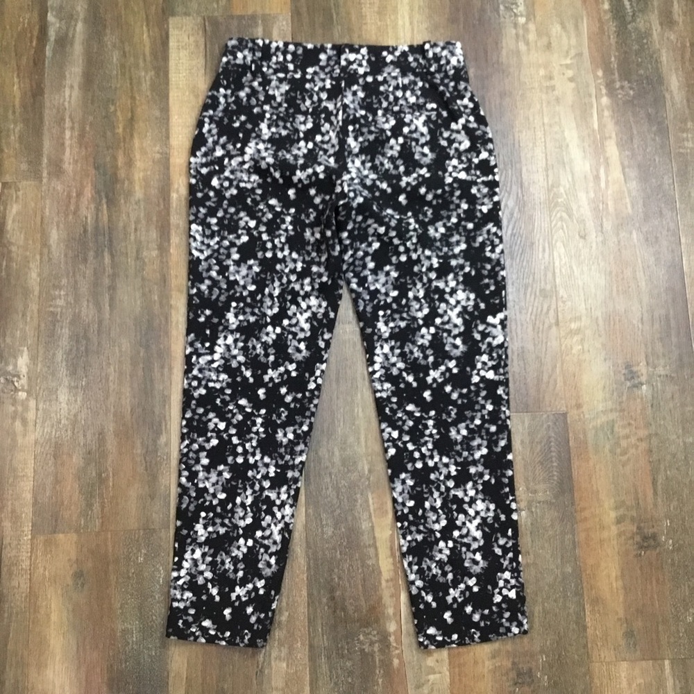 ANN Taylor Black and Grey Floral Career Pant Size 2P - Picture 4 of 6